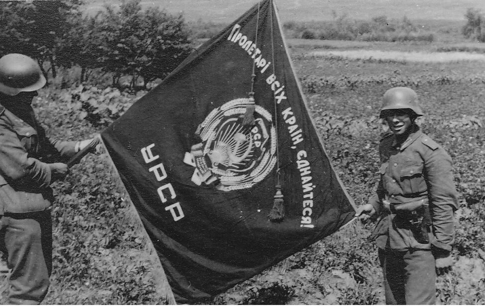 Украина во второй мировой. ССР 1941 немецкие фашисты. Знамена РККА захваченные немцами. Немецкий фашистский флаг Великой Отечественной войны. Флаг фашистов Германии 1941 1945.