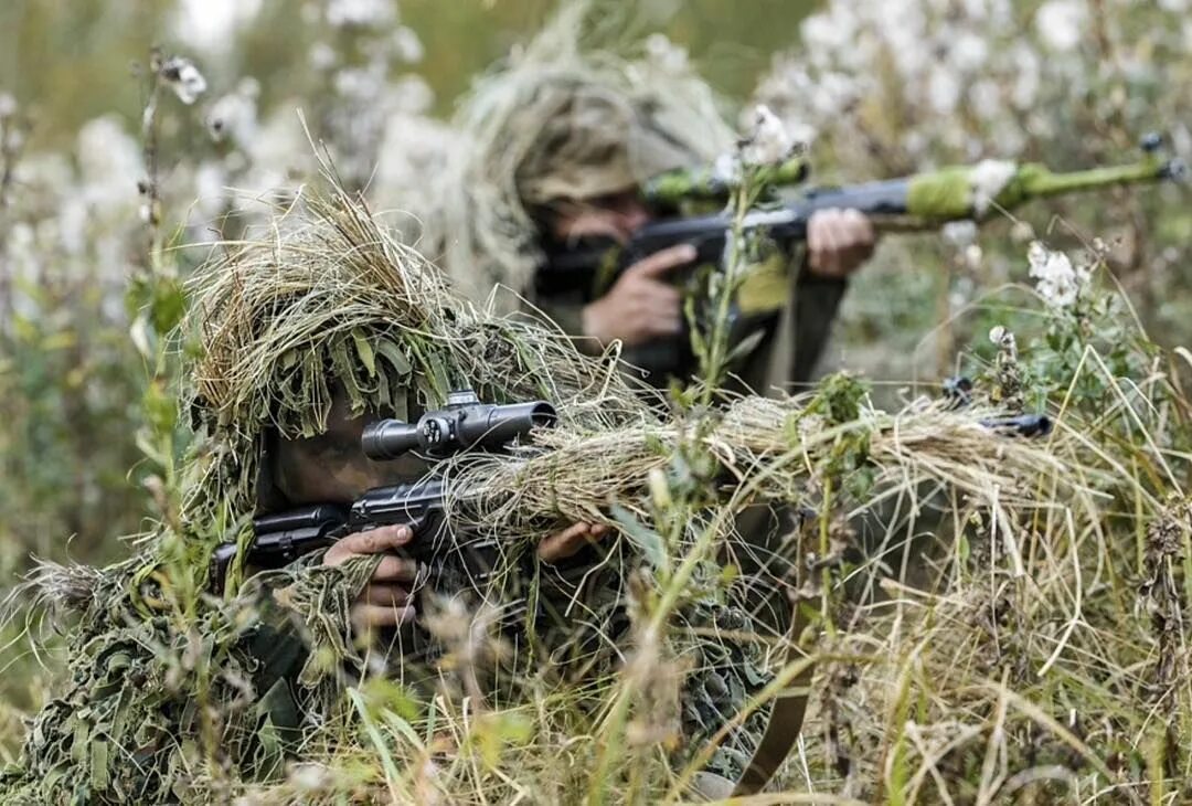 Снайпер вс рф. Снайпер разведчик. Военная разведка снайпер. Снайпер разведчик РФ. Разведчик снайпер Военная разведка.