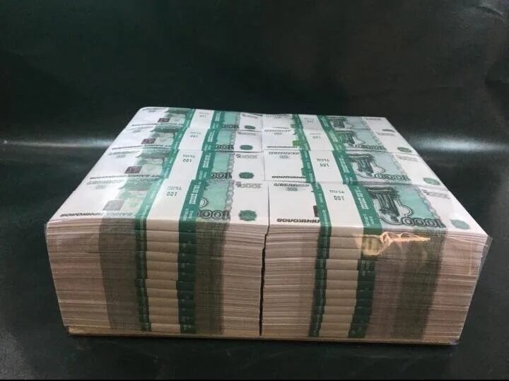 1000000 рублей стопка. 5 миллиона пачка. Квартира деньги. Банковская упаковка 1000000 рублей. Пачки купюр по 5000.
