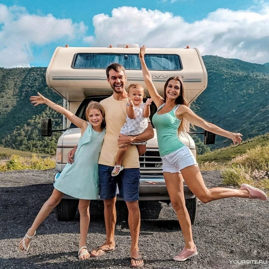 Семейный автомобиль для путешествий. Машина для путешествий семьей. Путешествие с семьей. Семья путешествует.