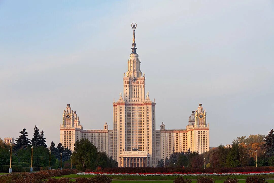 Автор мгу. Здание МГУ на Воробьевых горах. Комплекс зданий МГУ на Воробьевых горах. Главное здание МГУ на Ленинских горах. Сталинские высотки МГУ.