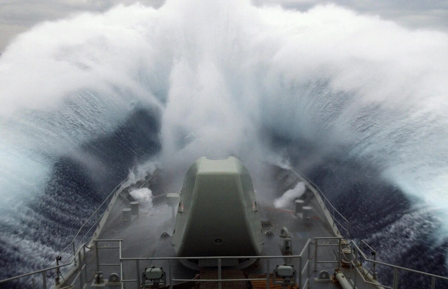 Установка шторм. Круизный лайнер в шторм. Океанские лайнеры в шторм. Круизный лайнер в шторм в океане. Внутри шторма.