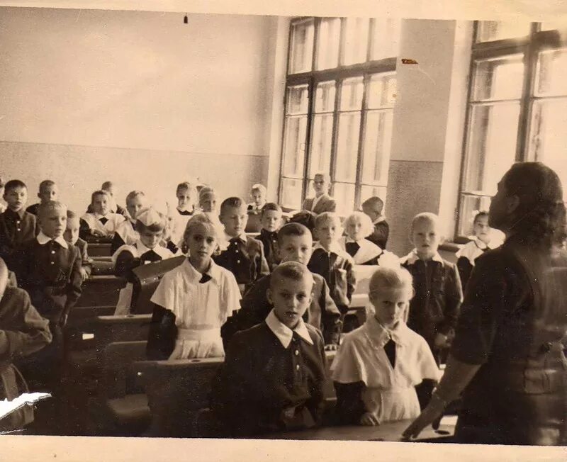 были приняты обновленные. восьмилетняя политехническая школа ссср. школа 30-х годов ссср. ученики советской школы. школа в ссср 1940.