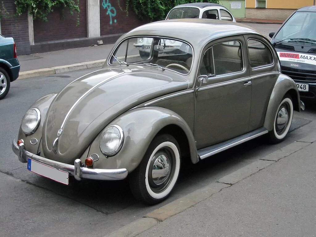 Первые автомобили volkswagen. Volkswagen Beetle Жук 1938. Volkswagen Käfer – «Жук». 1946. Volkswagen Käfer 1938 вермахта. Volkswagen Beetle Кафер.