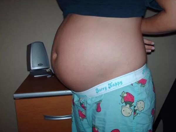 34 недели беременности фото. 31 Неделя живот. Ребёнок на 31 неделе беременности. Ребёнок на 31 неделе беременности в животе.
