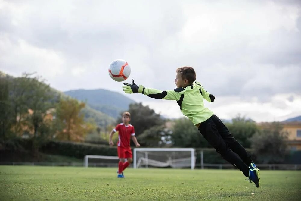 Как играть в футбол. Аут в футболе. Как научиться круто играть. Игра в футбол учащиеся. Как научиться круто играть.