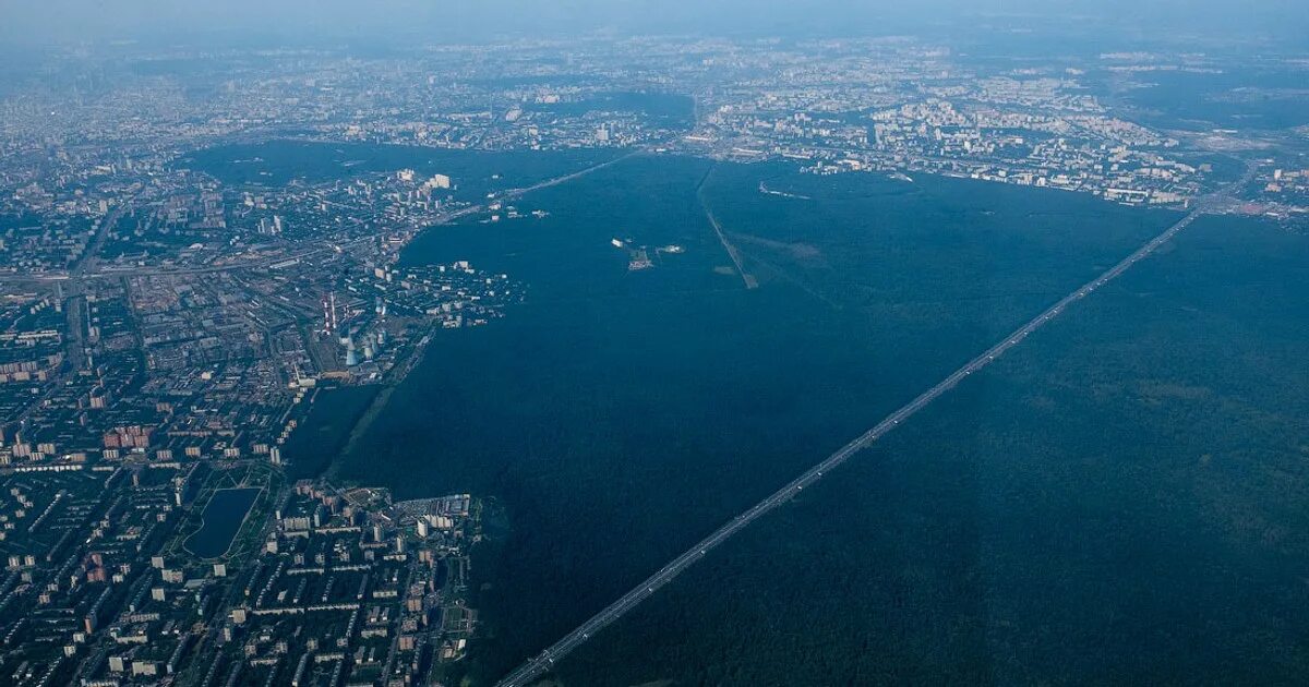 Лосиный остров. Лосиный остров москва. Лосиный остров самолет. Парк лосиный вид сверху. Дорога в лосином острове.