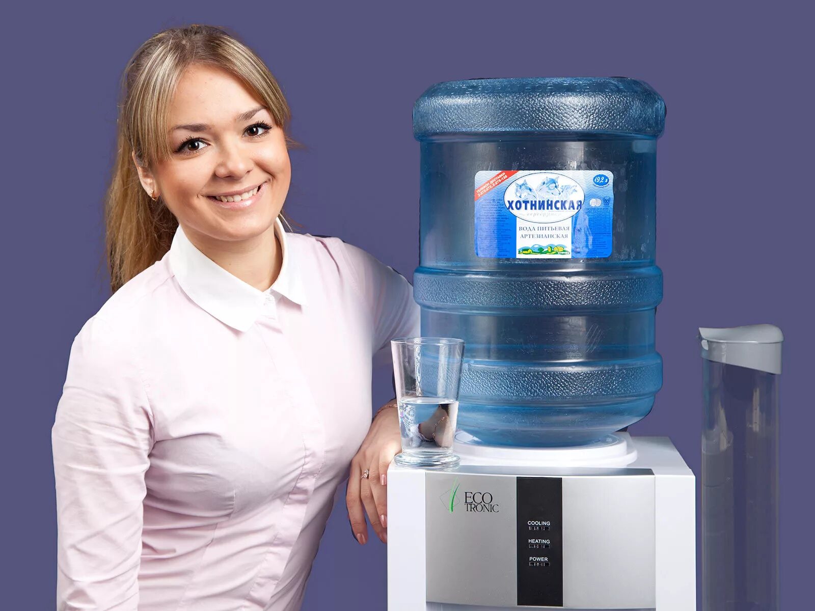 Сколько литров питьевой. Кулер для бутилированной воды. Красивый кулер для воды. Кулер для воды в офисе.