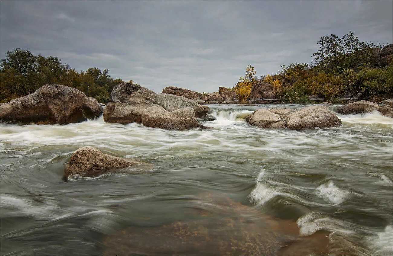 Тельдекпенские пороги осенью. Фото быстротечной реки. Руслеела. Вода в реках всегда