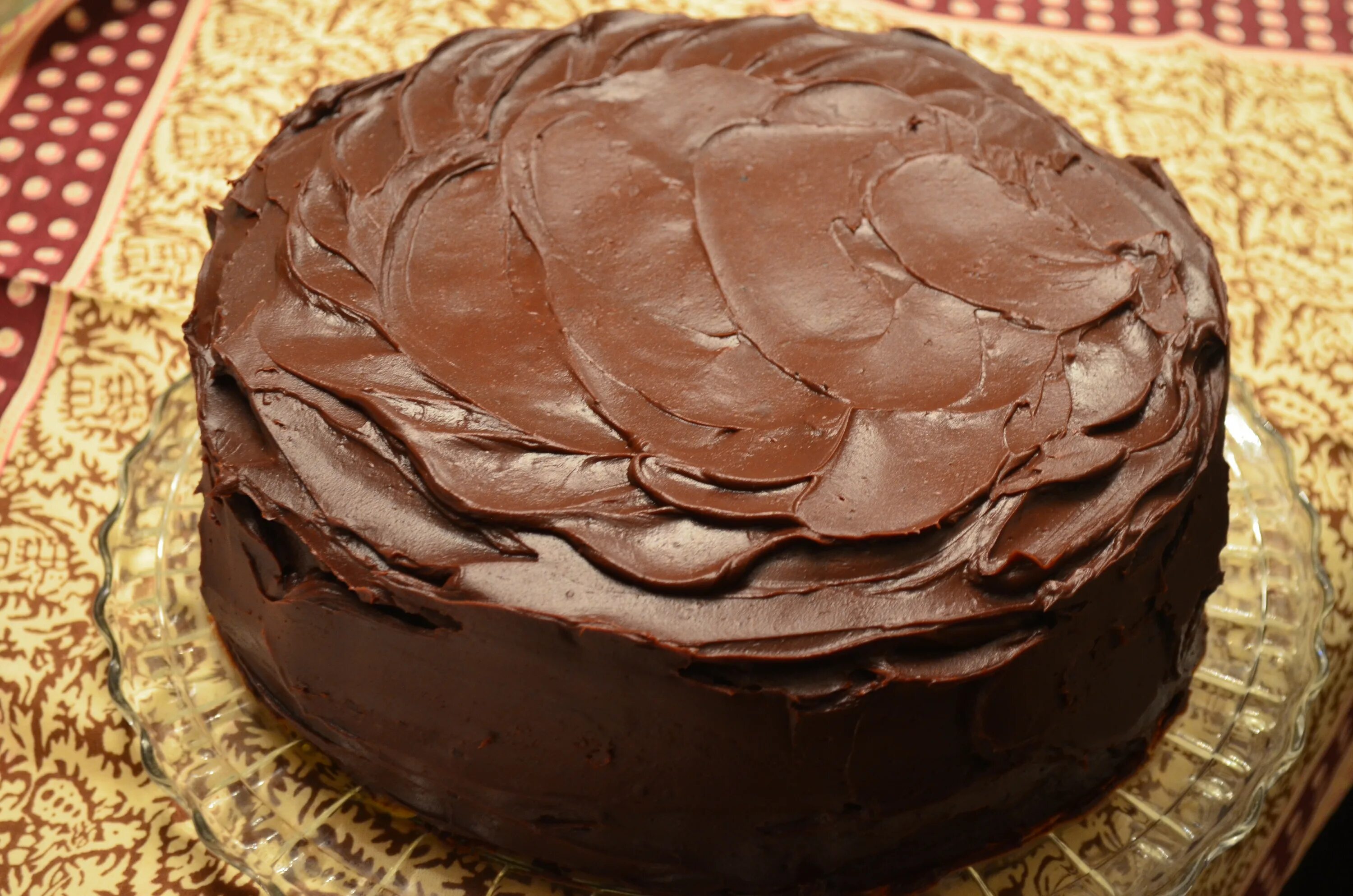 Торт с шоколадным ганашем. Ганаш для торта шоколадный. Шоколадный торт с шоколадным ганашом. Торт с ганашем. Украшение торта шоколадным ганашем.