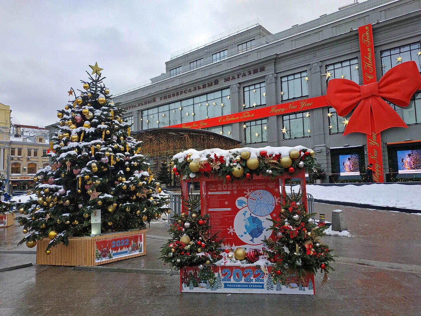 Выставочная кузнецкий мост. Кузнецкий мост Москва 2022. Елка в ЦУМЕ 2022. Кузнецкий мост ярмарка елок. ЦУМ Кузнецкий мост 2022.