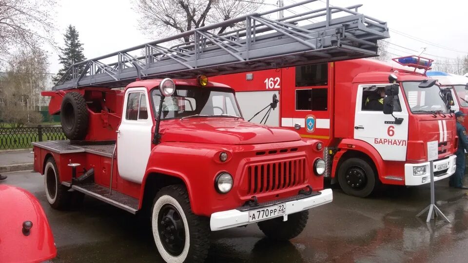 Iveco пожарная машина. Пожарный автомобиль. Пожарные автомобиля специализированные. Пожарная машина МЧС.