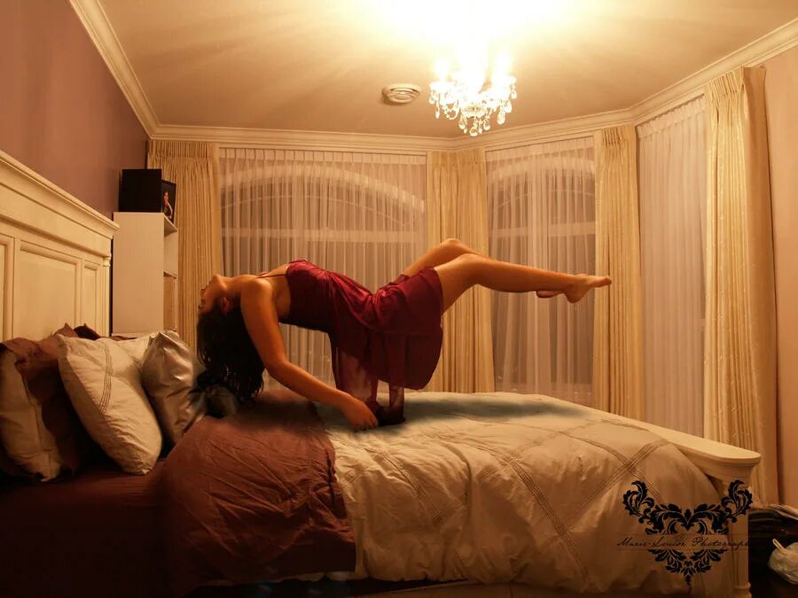 Спи через 10. Девушка парит в комнате. Девушка над кроватью. Девушка выбегает из комнаты. Девушка перед сном.