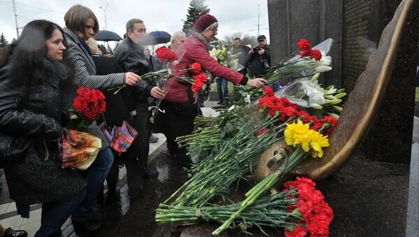 Катастрофа Boeing 737 в Ростове-на-Дону. Авиакатастрофа Ростов 19.03.2016 737. Памятник авиакатастрофе в Ростове-на-Дону. Памятник погибшим в авиакатастрофе в Ростове на Дону. Авиакатастрофа 19