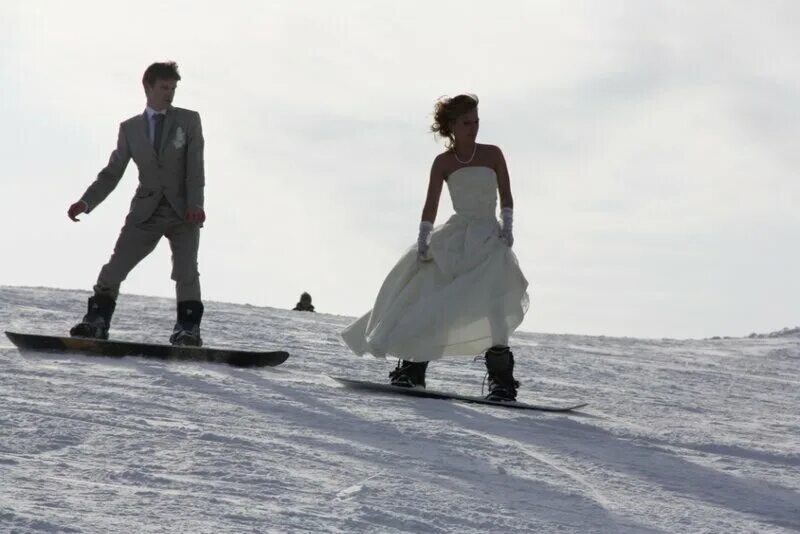 Ездить нормально. Свадьба сноубордистов. Свадьба зимой сноуборд. Свадьба в сноубордическом стиле. Свадьба на сноубордах фото.