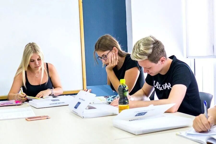 Coming english courses. Курс академический английский картинки. Школы в австралии. Академик инглиш. British study centres.