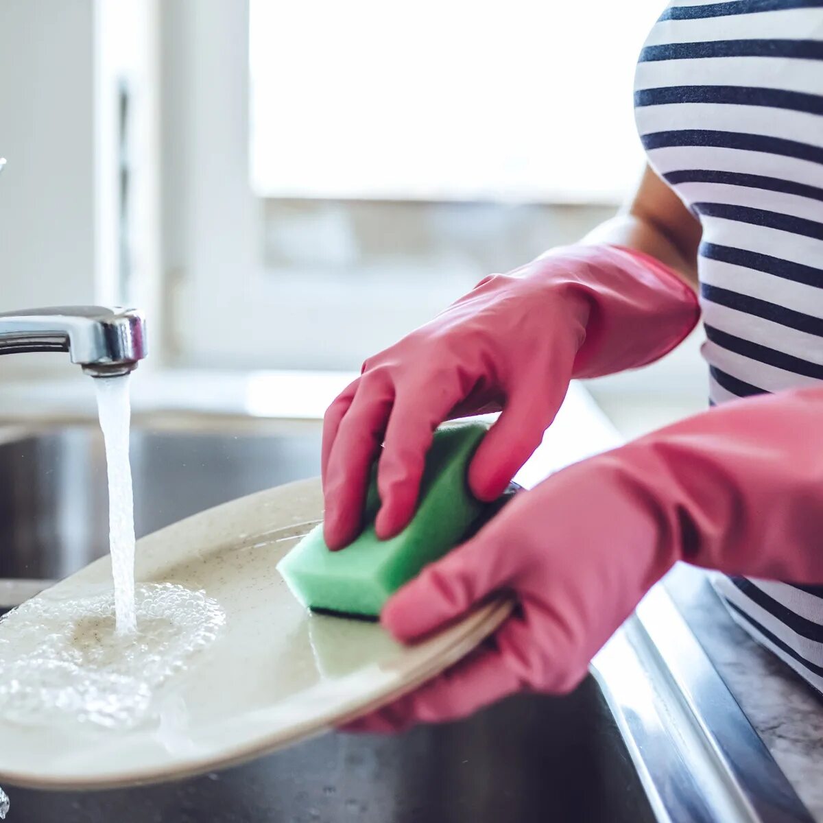 They do the washing up. Мытье посуды. Мойщица посуды. Мытье тарелки. Мойка посуды.