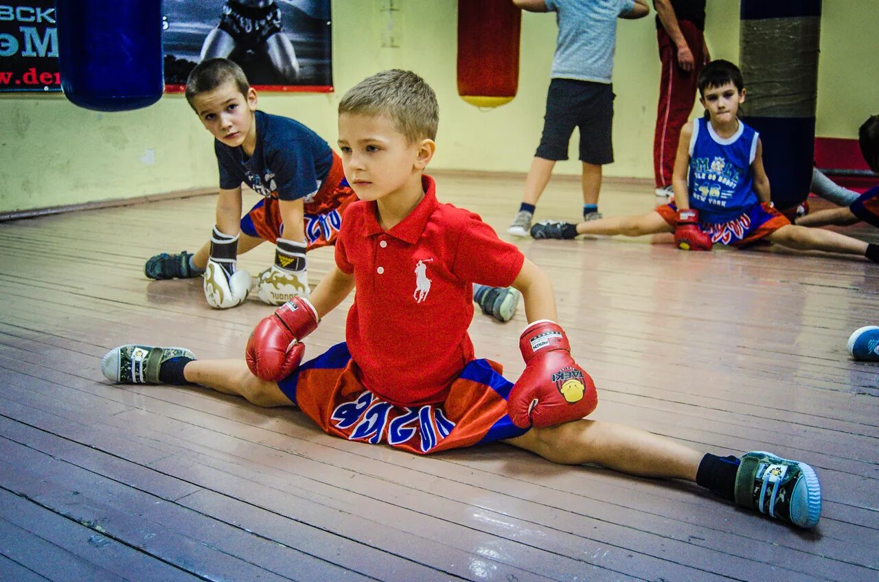 Спортивные дети. Спортивные секции для мальчиков. Спортивный мальчик. Секция бокса для детей.