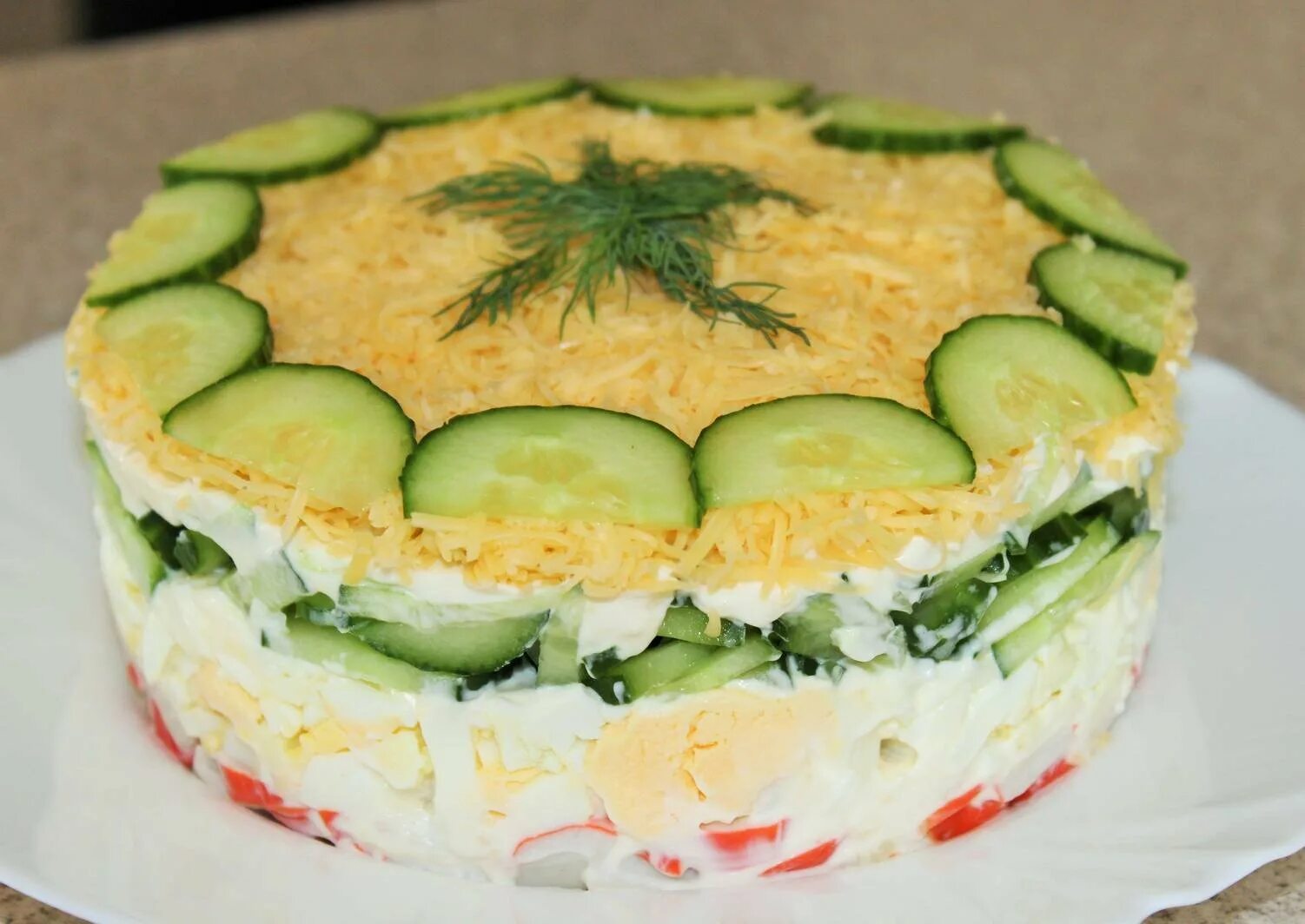 Салат. Украшение слоеных салатов. Салаты на день рождения. Вкусный слоеный салат.