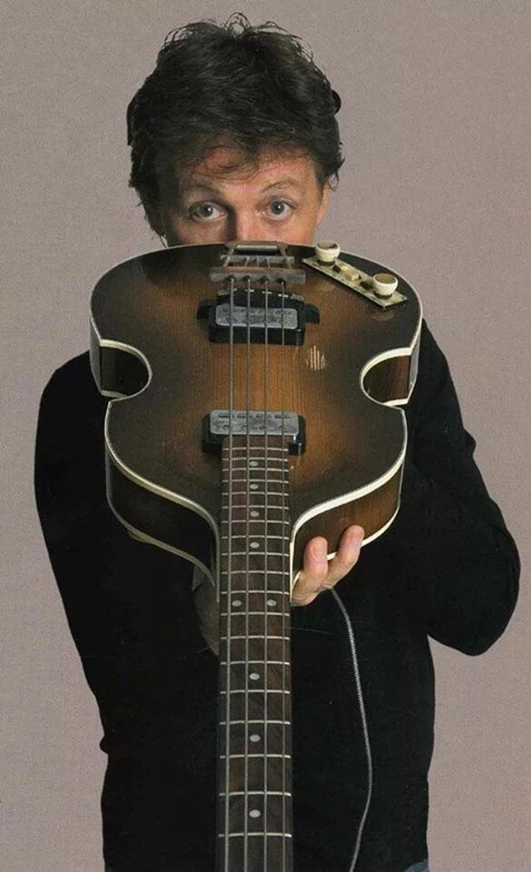 Гитара пола маккартни. Бас пола маккартни. hofner 5001 пола маккартни. бас гитара пола маккартни hofner. пол маккартни с бас гитарой.