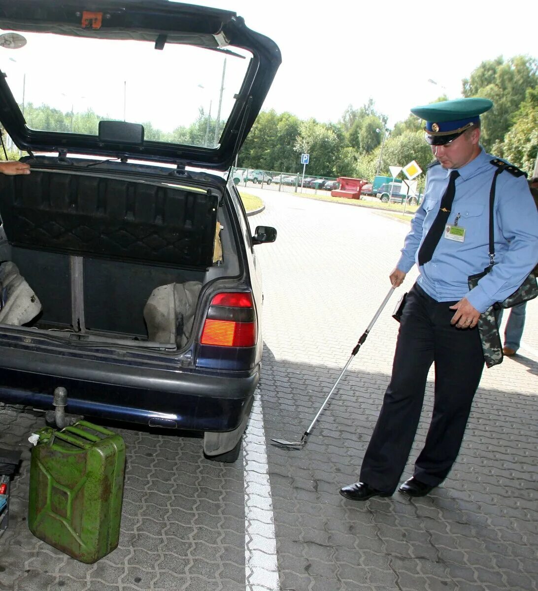 Досмотр гибдд. Досмотр транспортного средства. Осмотр машины. Обыск автомобиля. Таможенный осмотр автомобиля.