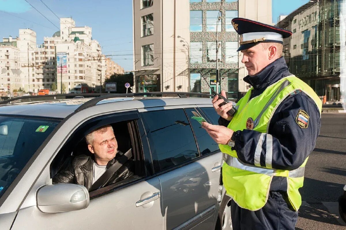 Водитель инспектор. Полицейский штрафует. Сотрудник дпс. Инспектор гаи. Водитель инспектор.