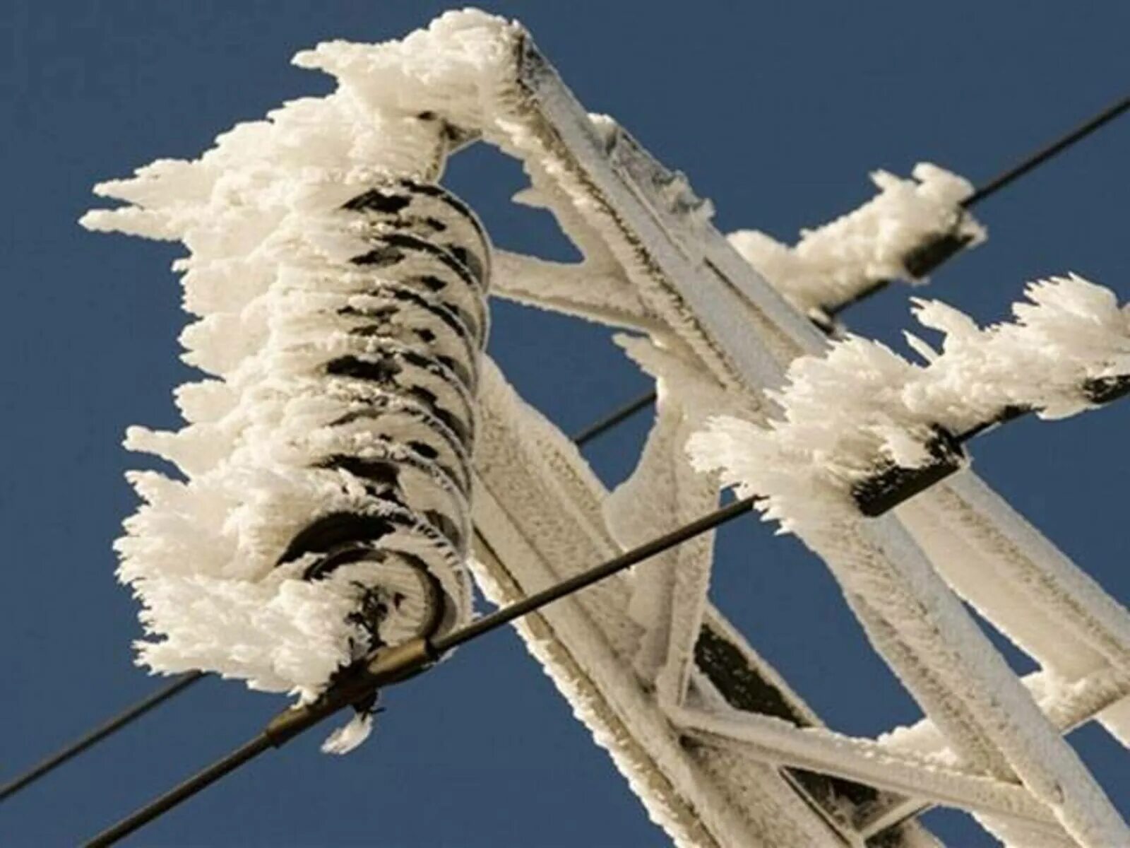 Гололед на линиях электропередачи. Гололедные отложения на проводах воздушной линии электропередач. Гололедно-изморозевое отложение. Провод вл 220 кв. Обледенение проводов лэп.