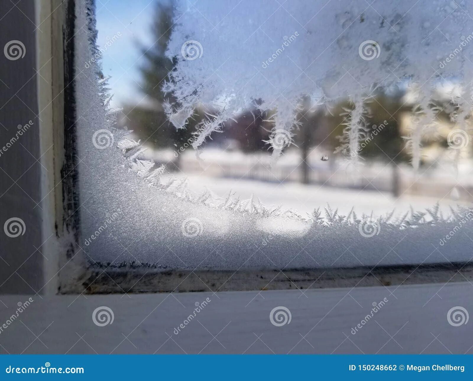 Почему на стекле окна образуется лед. Лед на окне. Замерзшее окно в деревянной раме. Лед на пластиковом окне. Пластиковые окна лед намерз.