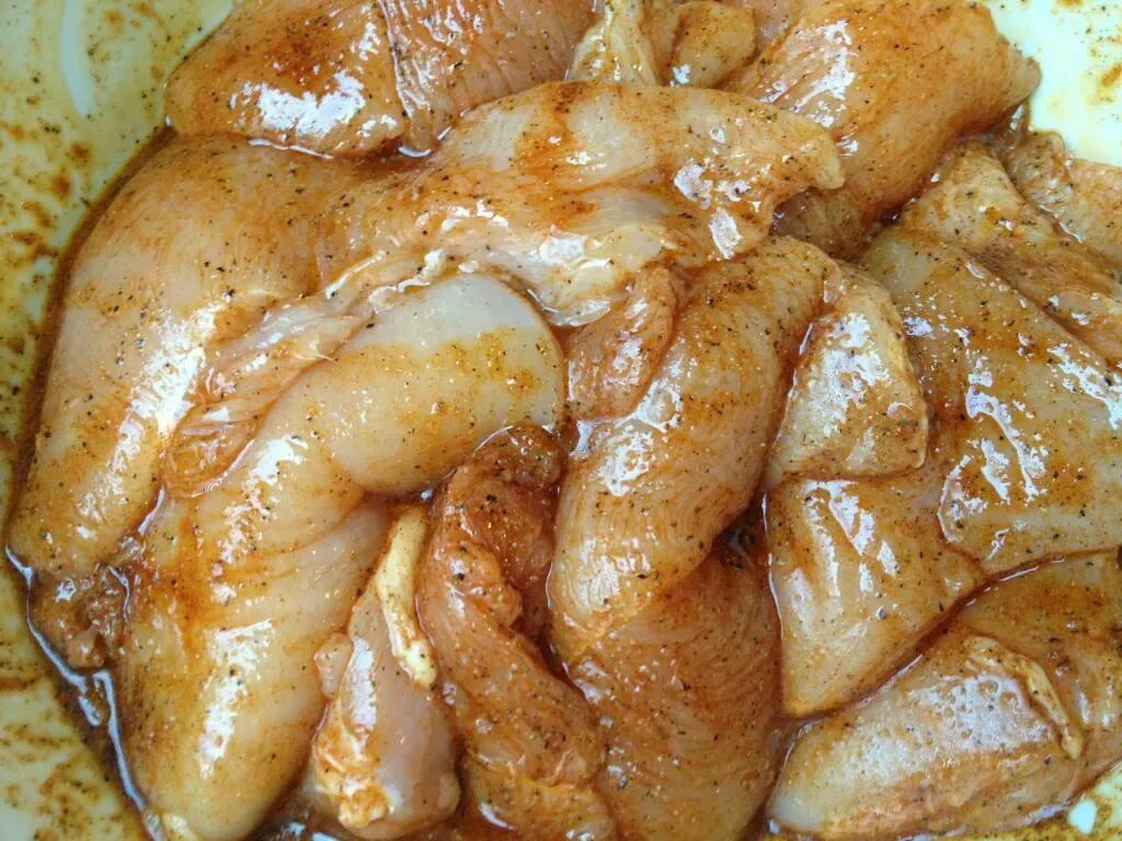 Филе курицы в духовке. Маринованное куриное филе. Маринад для филе курицы. Филе Малое куриное.