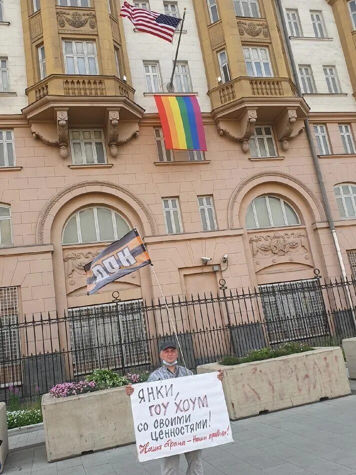 Сейчас посольство работает. Посольство соединенных штатов америки, москва. территория посольства сша в москве. посольства рф сша в москве. консульство америки в москве.