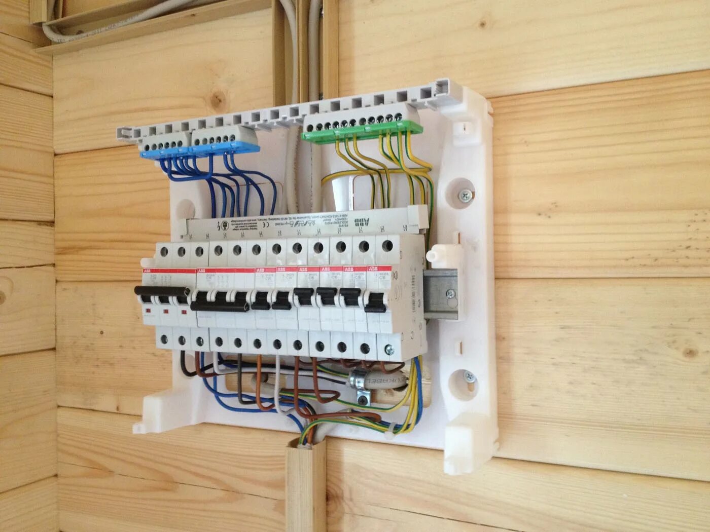 Электрощит распределительный 380v. Монтаж распределительного щита в частном доме 380 в. Schneider Electric щиток 380. Электрощит 380 3ф. Сборка распределительного щита