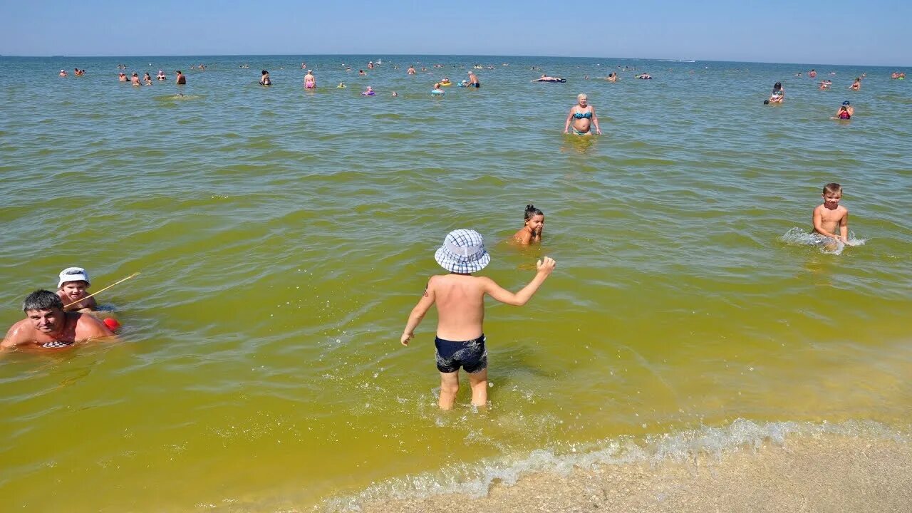 Стоит ли ехать в ейск. Центральный пляж Азовском море Ейск 2021. Пляж Ейск 2022. Ейск курорт 2022. Море Ейск Каменка.