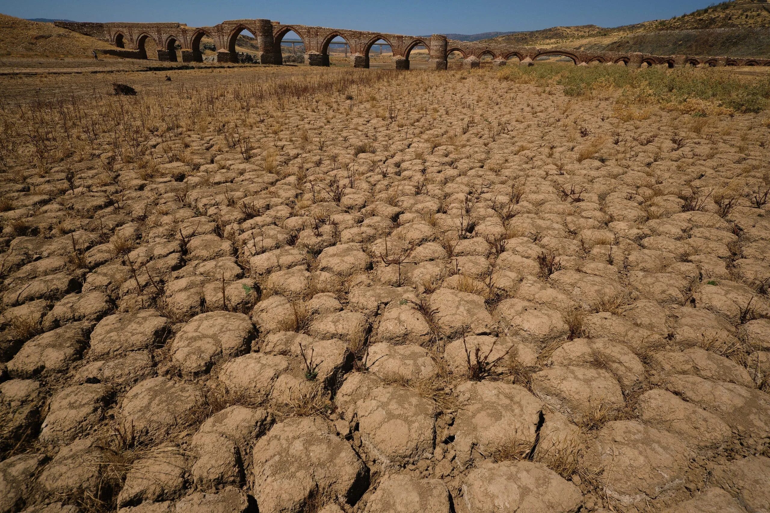 Тема засуха. Засуха. Засуха в Испании 2022. Летняя засуха. Пустыня засуха.