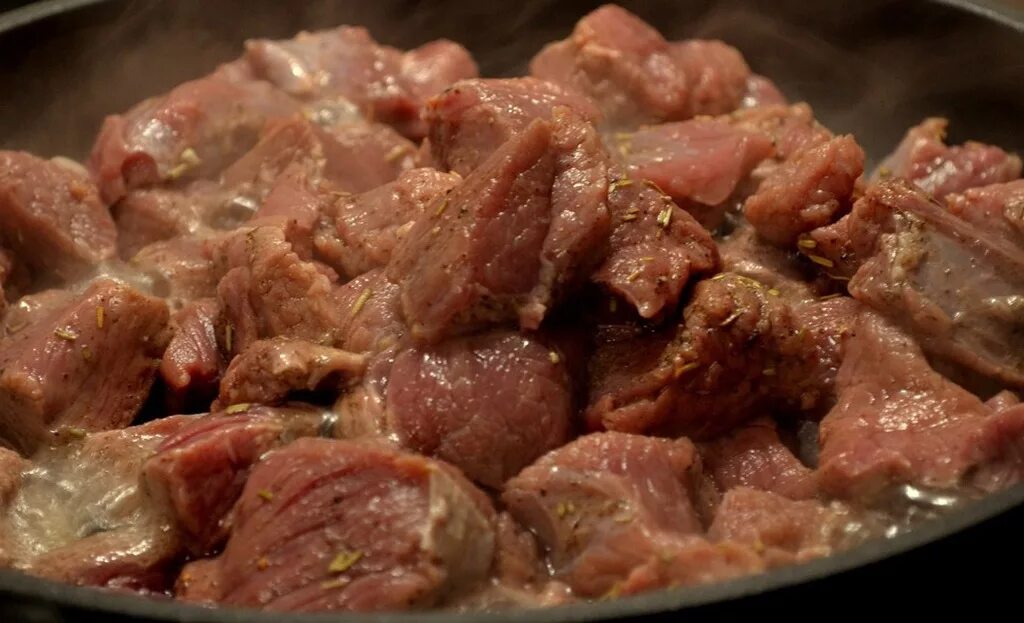 Рецепты мяса в кастрюле свинина. Лосятина тушеная. Гуляш в казане. Тушенка лосятина. Мясо тушеное крупным куском.