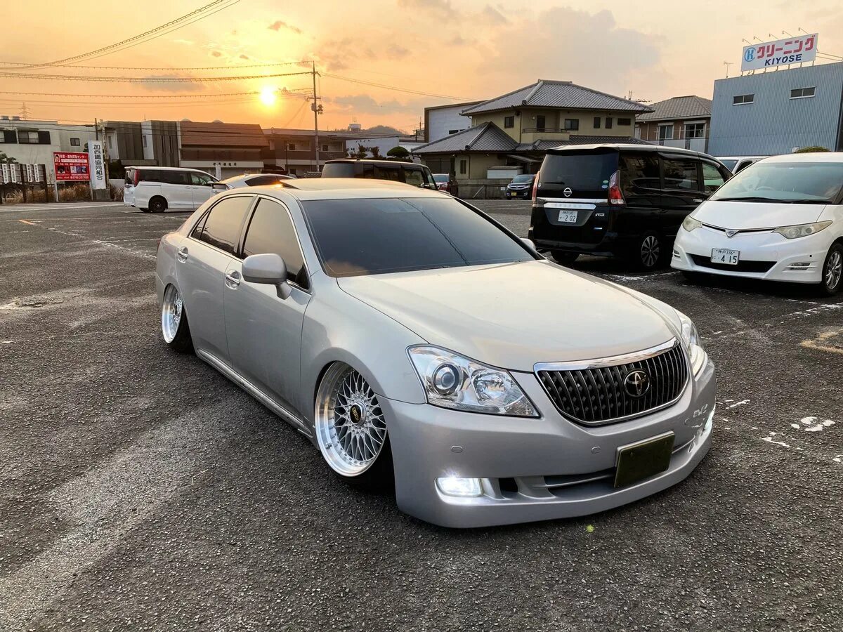 Зе кроун. Toyota Crown Majesta 171. Toyota Crown Majesta 2003. Краун Маджеста 2010. Краун 180 кузов.