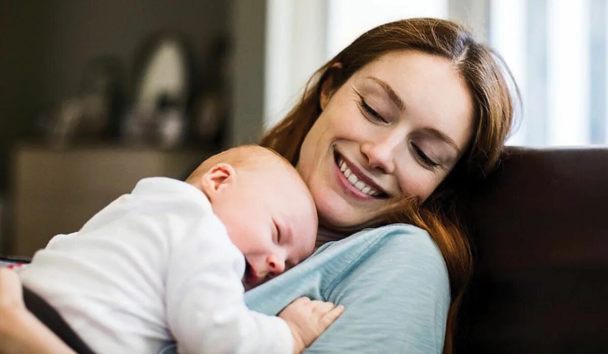 Фотки мом. Молодая мама улыбается. Baby mama обои. Красивая женщина с дочкой feeding. Looking after a Baby.