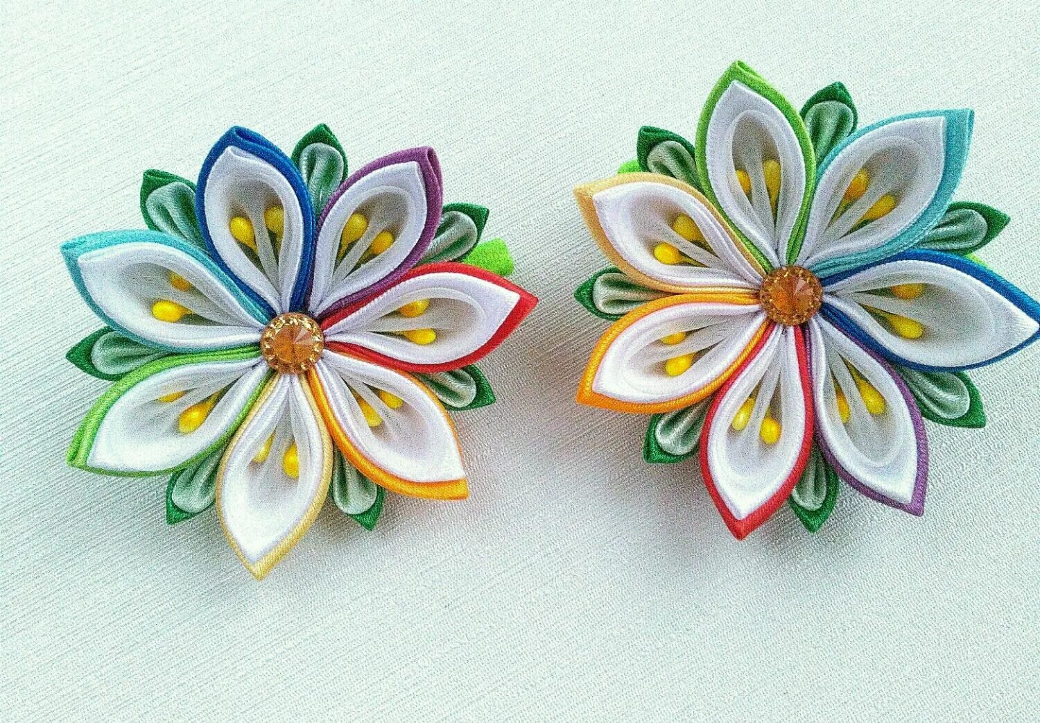 Цветок в технике канзаши. Резинки канзаши. Заколки канзаши. Канзаши резинки для волос. Цветы в технике канзаши.