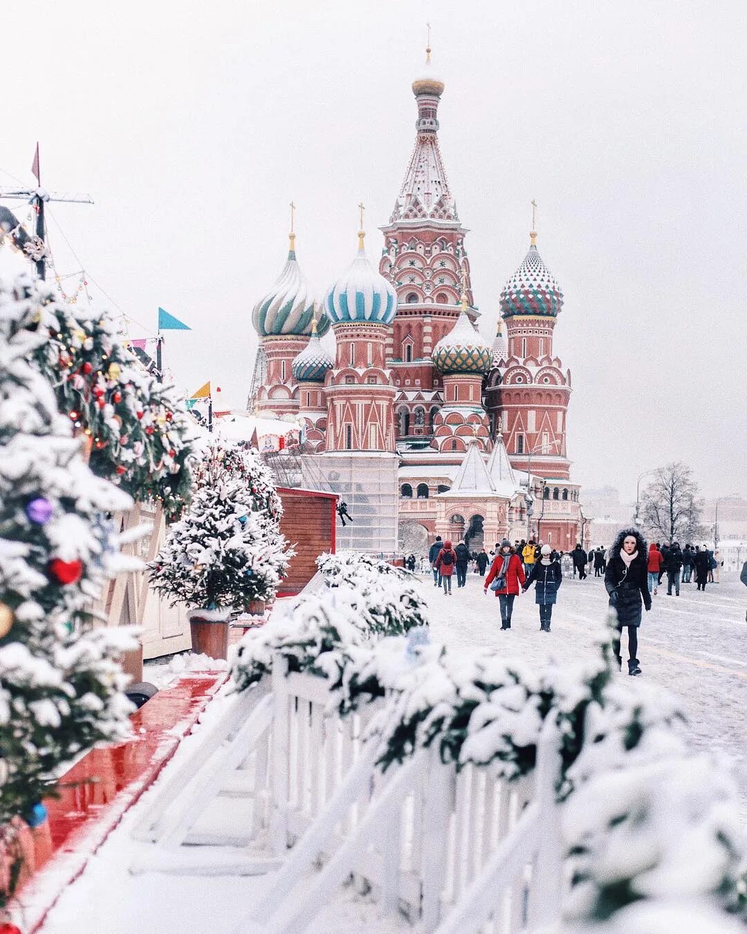 Сколько лет сегодня москве. Снег в Москве. Снежная Москва. Зима в Москве. Снегопад в Москве.