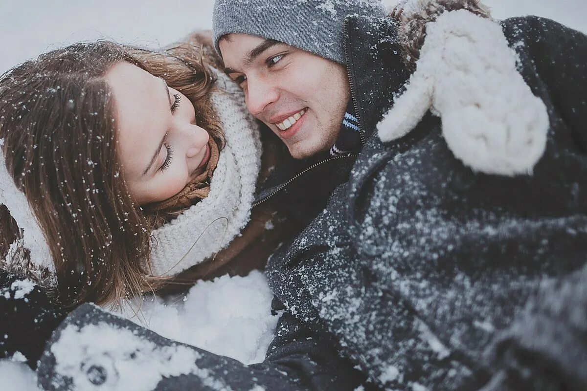 Парень девушка снег. Парень и девушка зима. Фотосессия зимой. Влюбленные в снегу. Влюбленные зимой.