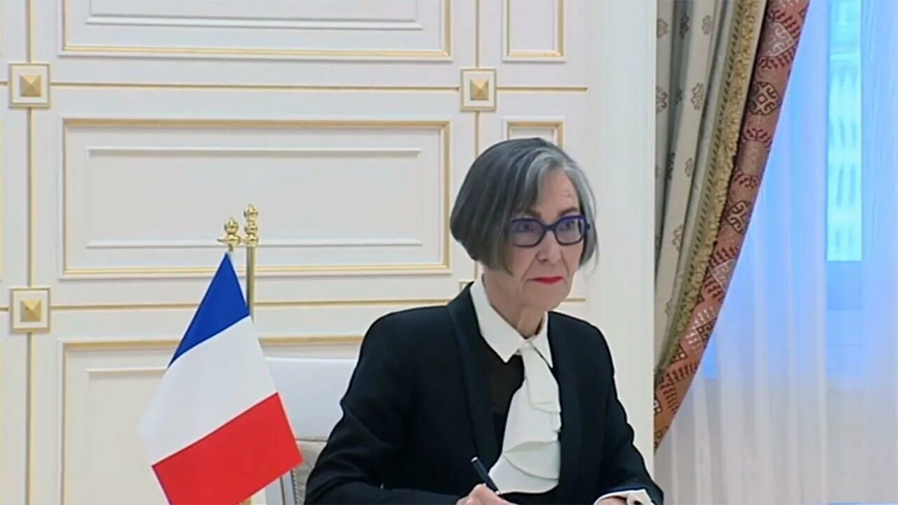 Элизабет Гинель посол. Посол Франции. Посол Франции глухих. Узбекский посол Франции.