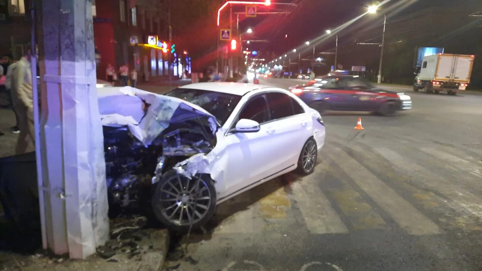 3 июня волгоград. Авария проспект Ленина Волгоград. Авария в Волгограде вчера. Мерседес авария Волгоград.