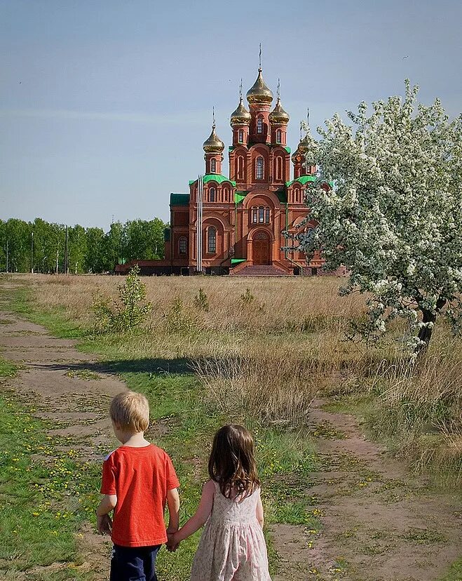 Православные храмы детям. Дети в церкви. Дорога к храму. Фотосессия возле храма. Ребенок идет по дороге в храм.