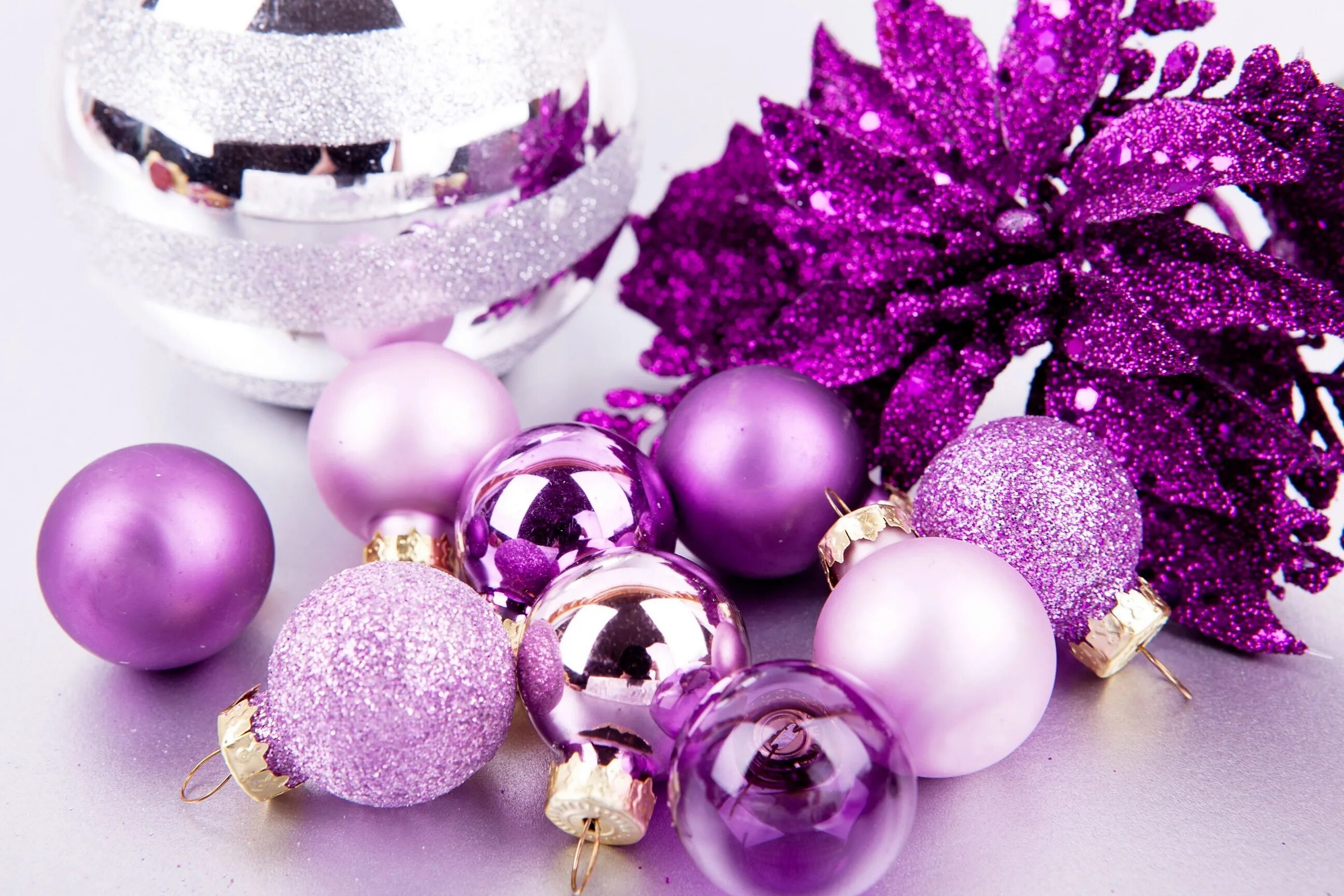 Новогодние шары. Красивые елочные игрушки. Фиолетовые новогодние игрушки. Фиолетовые новогодние шары.