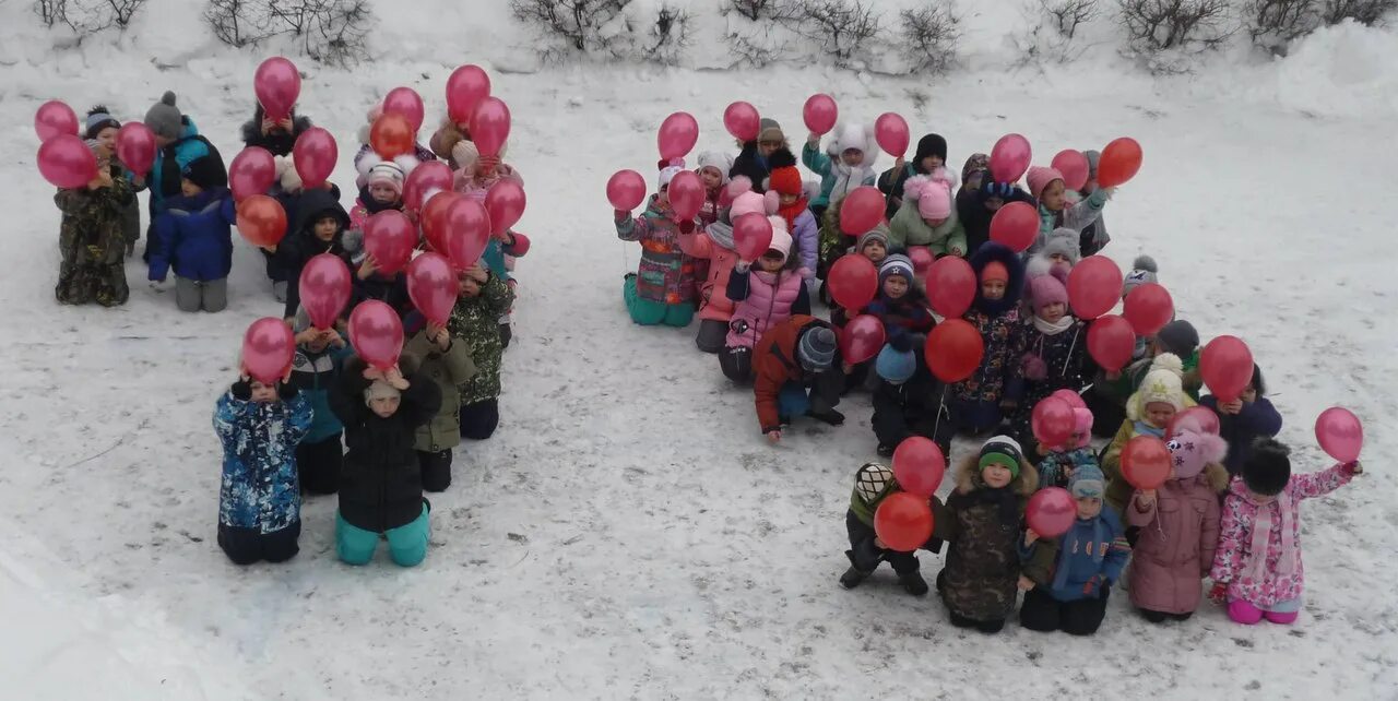 Наказание в углу на горохе. Ученик на горохе. Школьника поставили на колени. Детей в школах ставят на колени. Детей в школах ставят на колени.