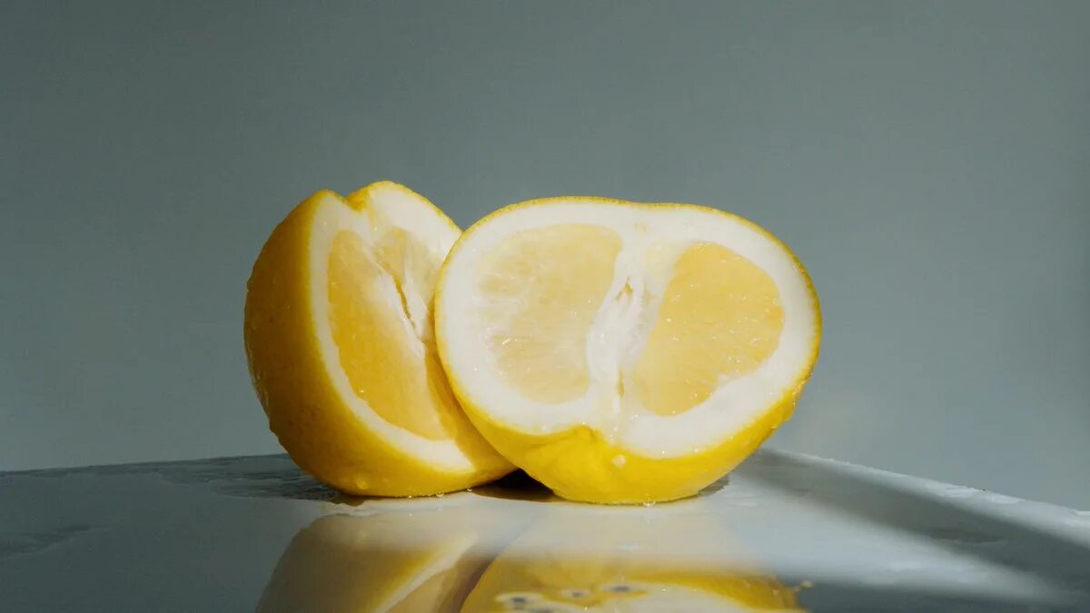 Лимон 2022. Лимон нарезанный. Пятна на кожуре лимона. Лимон с толстой кожурой. Польза кожуры лимонов