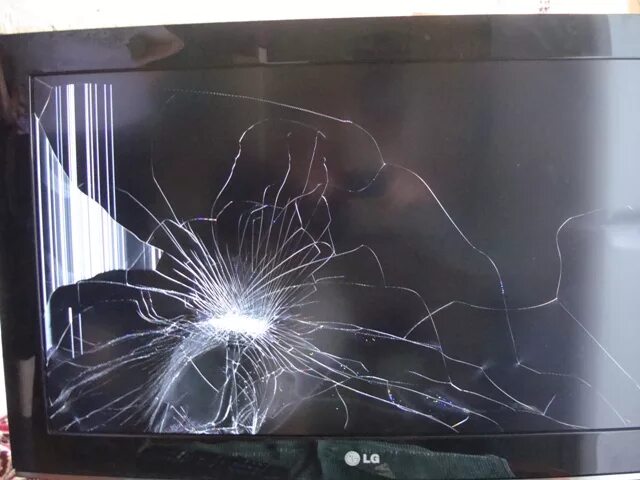 Разбитый монитор самсунг с24. Разбитый телевизор самсунг 55 дюймов. Лж ТВ разбит экран. Матрица на телевизор самсунг 55 сломалась.