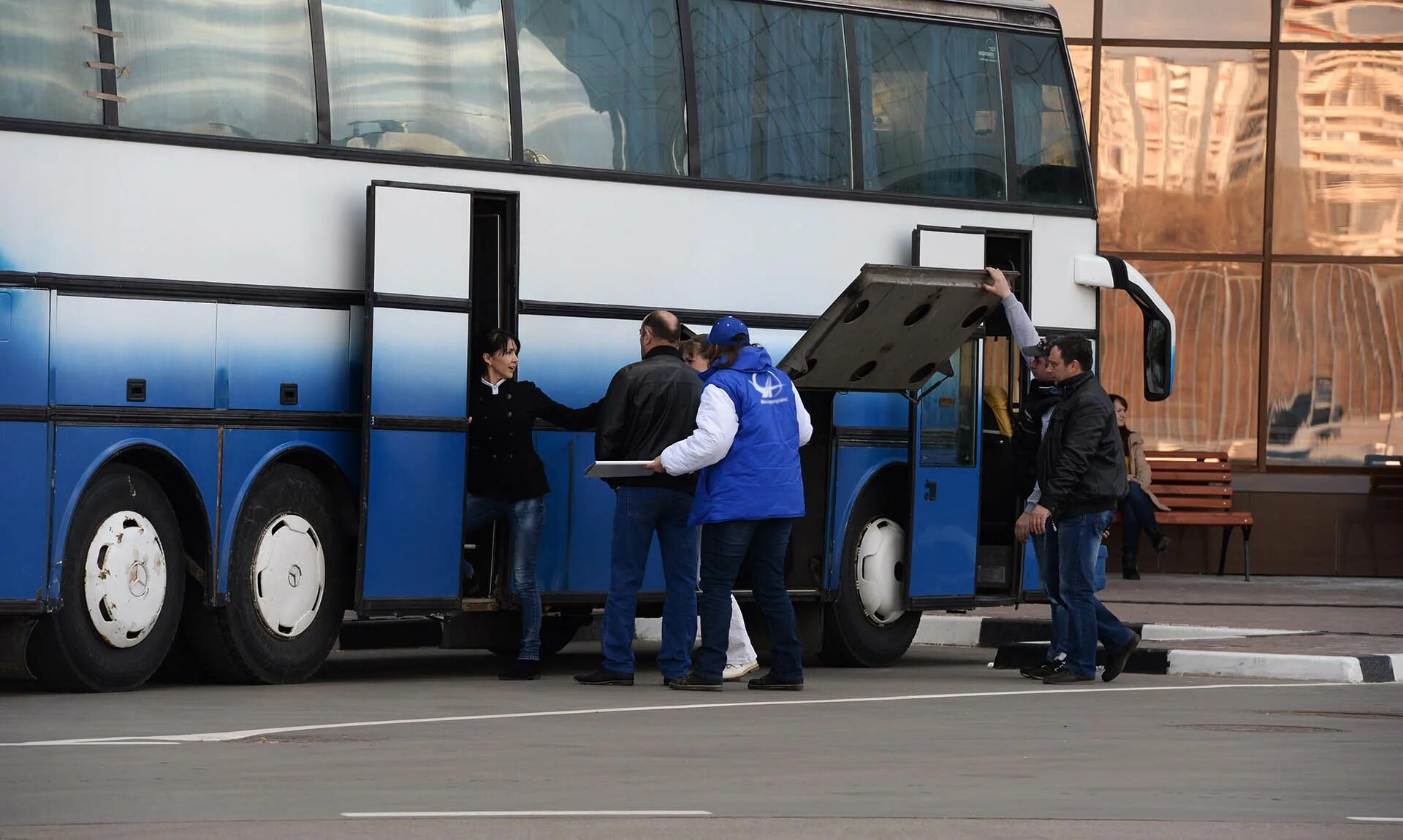 Без пассажиров и груза. Пассажирский автобус. Перевозчик пассажиров. Автобус перевозки. Пассажирский автотранспорт.