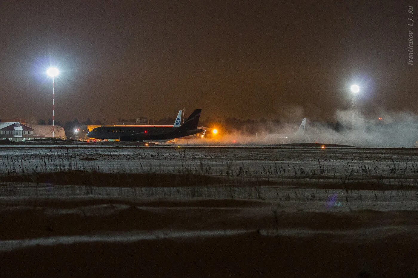 Работают ли аэропорты ночью. Аэропорт Москва Шереметьево ночью зима. Аэропорт Шереметьево ночью. Аэропорт Киров ночью. Аэропорт Мурманск ВПП.