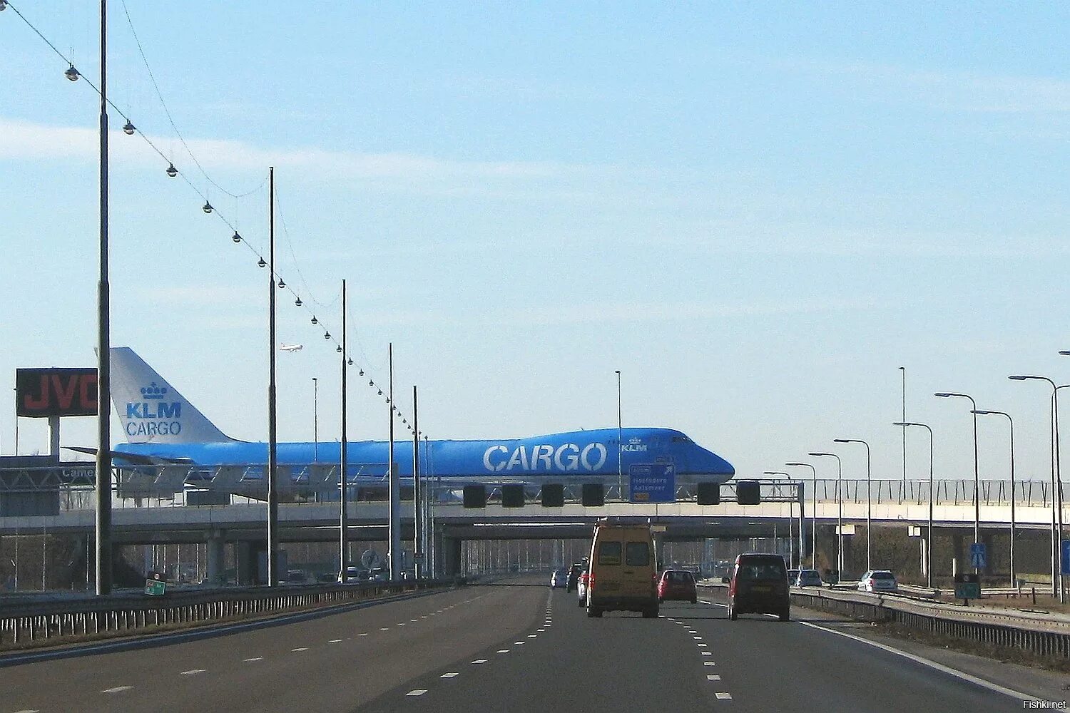 Airport road. Схипхол аэропорт ВПП. Аэропорт Амстердама Схипхол ВПП. Дорога в аэропорт. Амстердам аэропорт дорога.