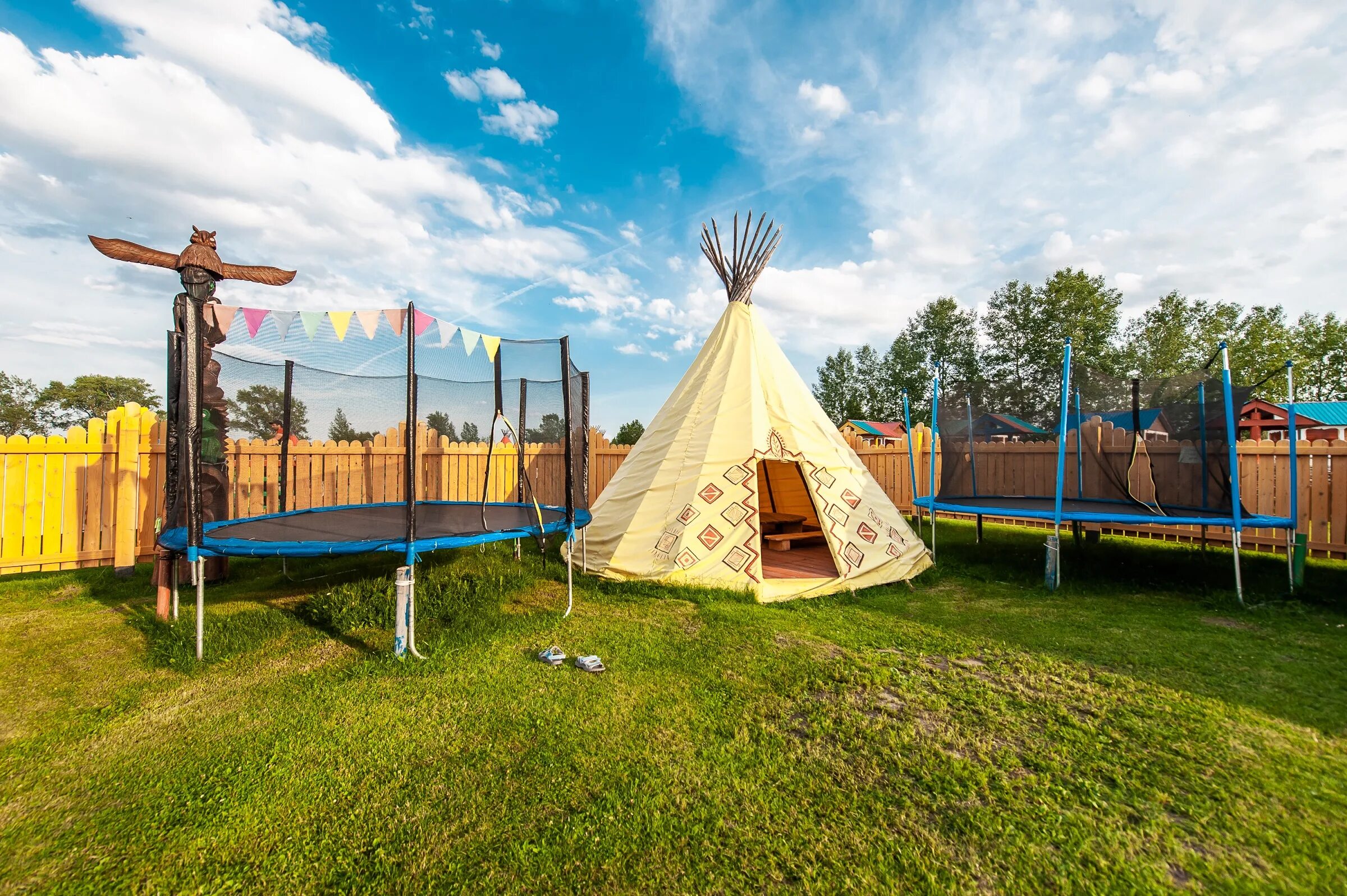 Остров детства тюмень официальный сайт. Вожатые в лагерь тюмень. Вожатый в детском лагере. Подготовка вожатого к лагерю. Вожатые в лагерь тюмень.